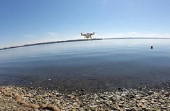 城會(huì)玩！加拿大男子成功用無(wú)人機(jī)釣到魚