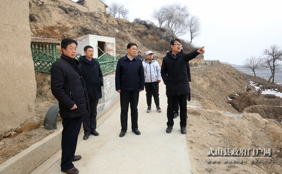 馬勤學(xué)在榆盤(pán)鎮(zhèn)督查脫貧攻堅(jiān)等工作