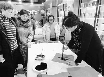 蘭州甘家巷社區(qū)“鼠年納?！彼痛郝?lián)（圖）