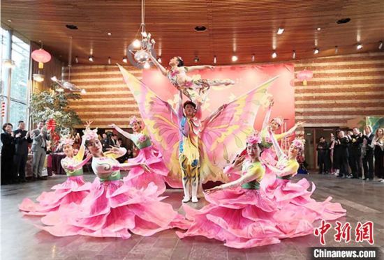 圖為雜技演員通過精湛的技藝贏得了滿堂喝彩。　甘肅省文化和旅游廳網(wǎng)站 攝