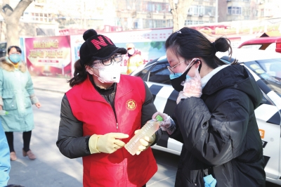 用點(diǎn)滴善舉筑就強(qiáng)大正能量 蘭州市各級道德模范、蘭州好人齊心援助抗擊疫情一線