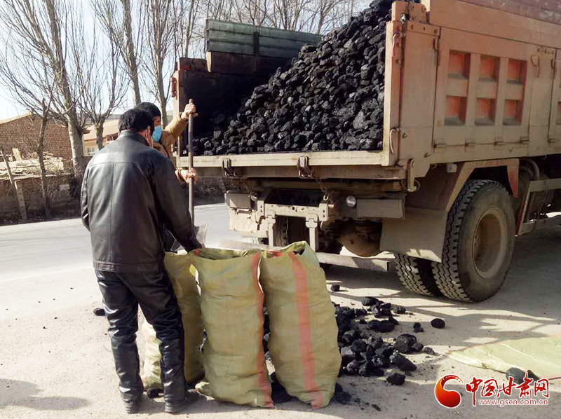 【甘肅全民戰(zhàn)“疫”】雪中送炭！會(huì)寧一企業(yè)為基層防控點(diǎn)捐贈(zèng)10噸愛心煤（圖）