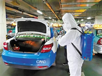 免費接送一線抗“疫”人員 蘭州奔馬雷鋒車隊，你們真棒！