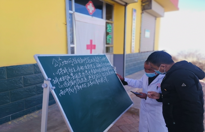 市紀委監(jiān)委駐村幫扶干部馬維高在村衛(wèi)生室宣傳疫情防控知識。.jpg