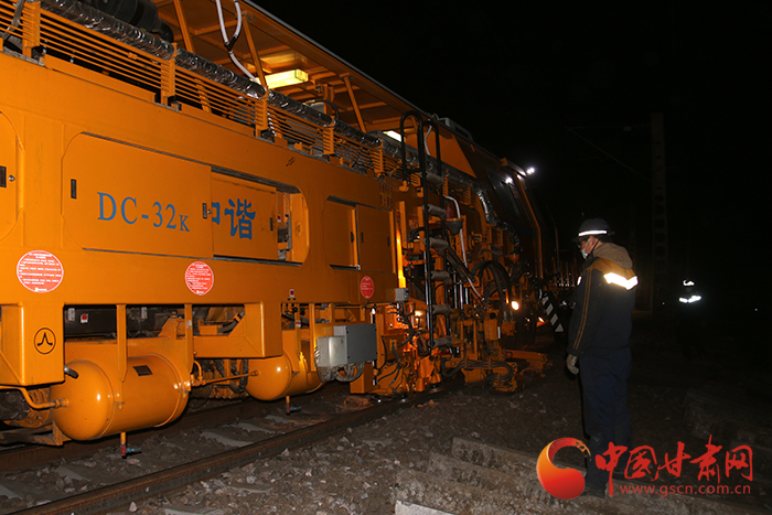 金戈鐵馬戰(zhàn)猶酣 蘭州鐵路局為包蘭鐵路“強筋壯骨”換新顏