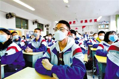 甘肅省初三和高一、高二年級(jí)學(xué)生昨日開學(xué) 青春校園又聞瑯瑯讀書聲