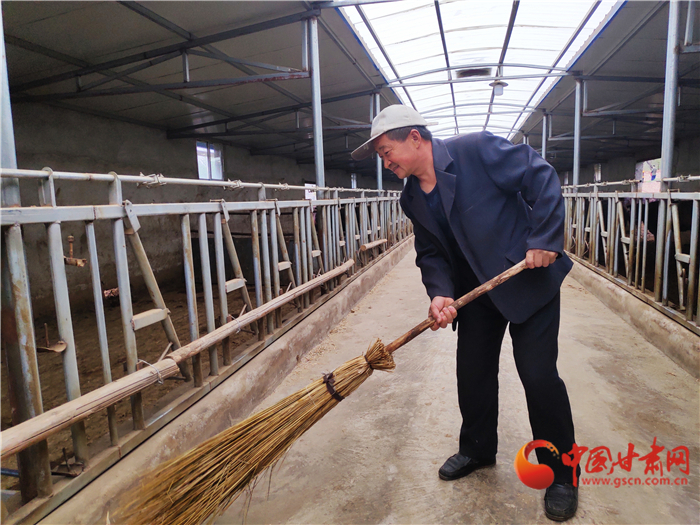 【甘肅省決戰(zhàn)決勝脫貧攻堅(jiān)】脫貧戶李明堂：脫貧也光榮 幸?？侩p手