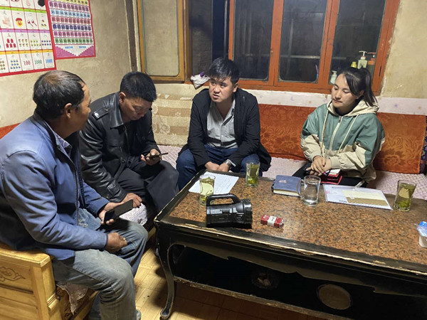 圖為木耳鎮(zhèn)紀檢干事盧建民（左三）連夜在多壩村多壩組奚連德家中了解受災情況，排查安全隱患，并宣傳發(fā)生次生災害的相關知識。_副本.jpg