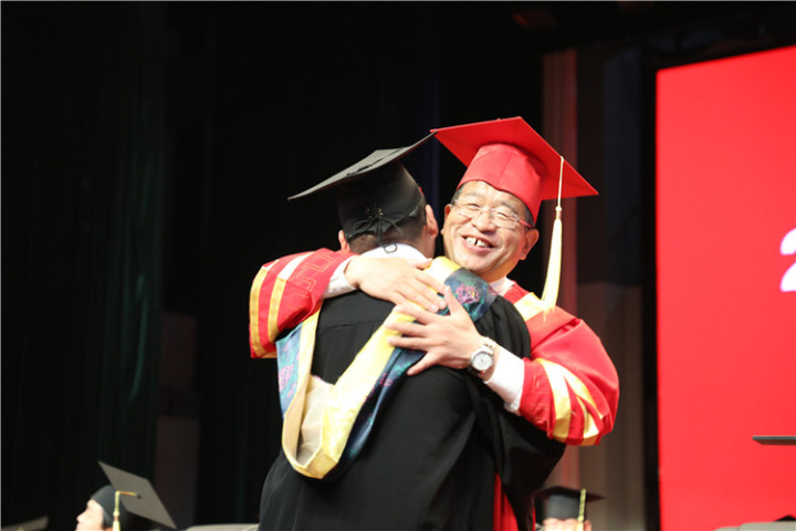 17分鐘14次掌聲！隴東學(xué)院院長辛剛國這樣深情寄語畢業(yè)生