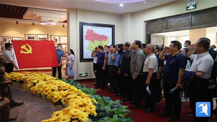 6月30日上午，慶陽市紀委監(jiān)委機關黨委組織全體黨員干部赴市博物館開展“迎七一·紀念建黨99周年”主題黨日活動。拍攝：葛歡_副本.jpg