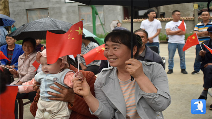 隴南市紀委監(jiān)委黨員干部與宕昌縣官亭鎮(zhèn)杜家村群眾一起慶祝黨的生日。_副本.jpg