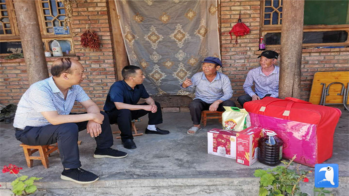在建黨99周年來臨之際，隴南市禮縣紀委監(jiān)委在中壩鎮(zhèn)、三峪鄉(xiāng)開展“七一”慰問老黨員、困難黨員活動，為他們送去組織的關懷和節(jié)日的問候。_副本.jpg