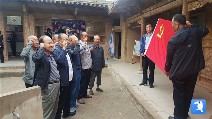 7月1日，臨夏州紀委監(jiān)委機關黨總支組織退休黨支部部分黨員前往東鄉(xiāng)縣布楞溝村史館，開展主題黨日活動。_副本.jpg