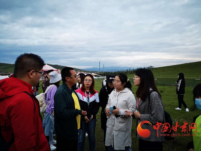 “草原教學(xué)”別開生面  《甘南日報》記者馬保真對蘭大新聞學(xué)子進行實務(wù)指導(dǎo)