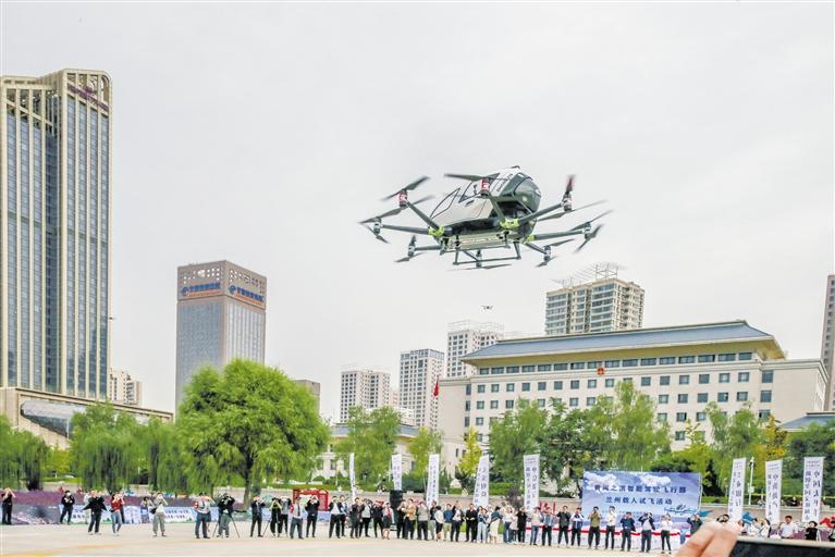 超酷、超刺激！智能駕駛飛行器在蘭載人試飛