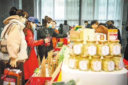 今天，在這里聽榆中的脫貧故事 ——榆中縣“脫貧攻堅宣傳周”發(fā)布活動暨脫貧攻堅主題成就展啟動側(cè)記