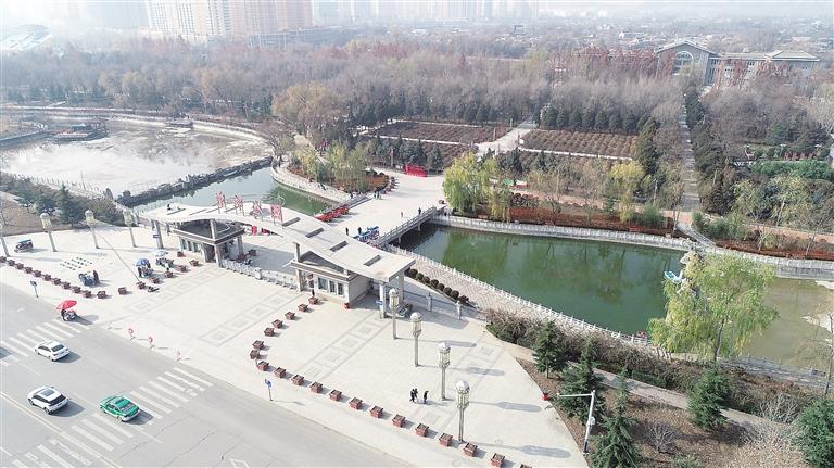 　初冬時節(jié)，臨夏市東郊公園里,楓樹、松柏、云杉等樹木色彩斑斕