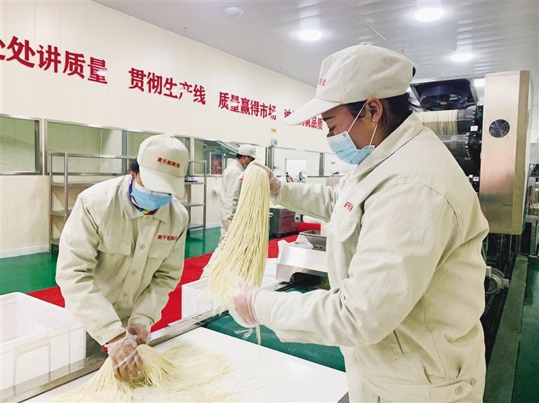 蘭州市規(guī)?；懊鏃l加工項(xiàng)目”投入運(yùn)營(yíng) 將配送到市區(qū)280多家直營(yíng)店