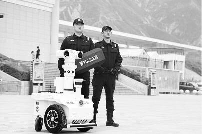 新奇！5G巡邏機器人亮相隴南武都街頭