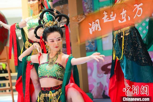 圖為今年9月5日，在重慶亮相的敦煌博物館“潮起東方”主題活動(dòng)現(xiàn)場(chǎng)。敦煌博物館供圖