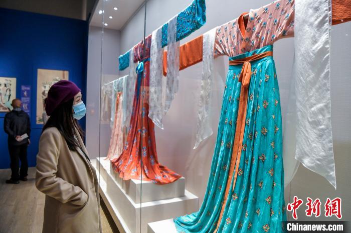 觀眾在參觀唐代服飾。　駱云飛 攝