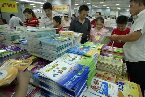 甘肅省四部門聯(lián)合印發(fā)《中小學教材教輔價格管理試行辦法》與教材配套銷售的光盤價格不得高于5元學生自愿選購