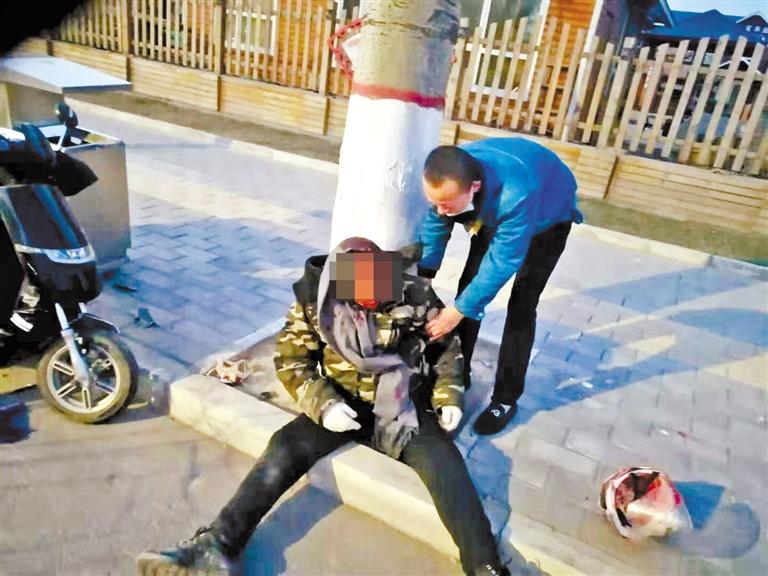 蘭州：騎摩托車男子清晨撞傷 熱心“的哥”全力救助！