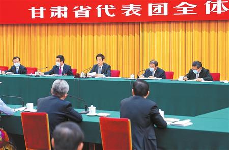 甘肅代表團舉行全體會議 栗戰(zhàn)書參加甘肅團審議