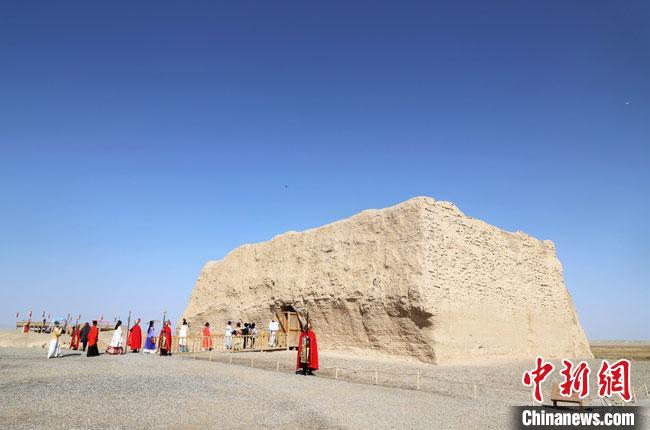 數(shù)十位身著古裝的女性通過體驗賞漢舞、習(xí)漢禮、吟誦詩詞等中華傳統(tǒng)文化，再現(xiàn)古絲綢之路的繁華盛景?！⊥踺?攝