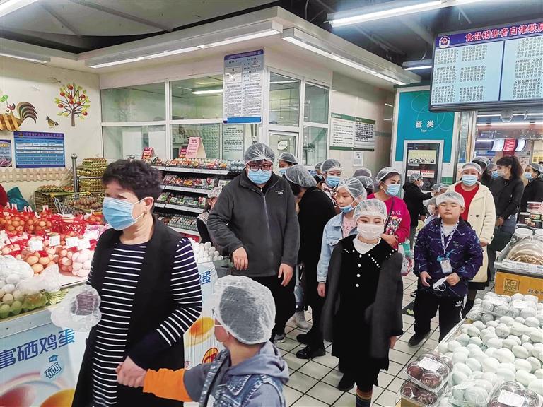 全方位消殺 冷鏈?zhǔn)称贰俺肿C上架” 消費(fèi)者走進(jìn)超市操作間 近距離了解食品消殺檢驗全過程