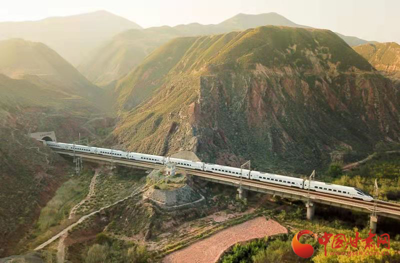 蘭州鐵路局?jǐn)U充運(yùn)能應(yīng)對清明假期出行熱