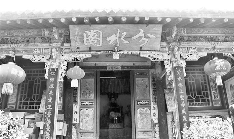 秦嶺鎮(zhèn)分水閣，一屋檐水分江河 這里可看水系奇觀，可賞連翹花海