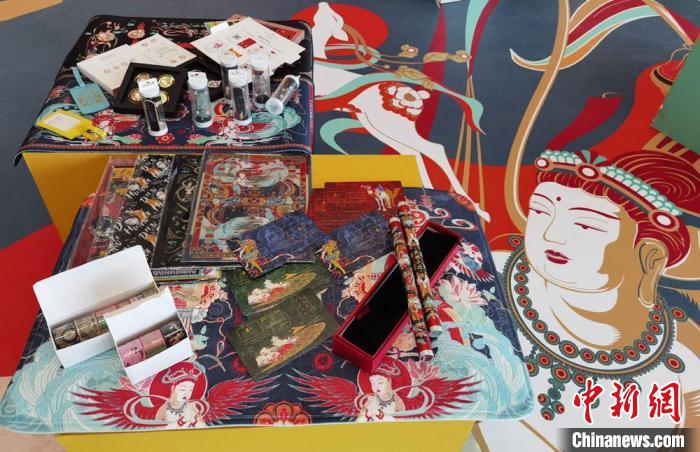 60余類敦煌主題的文創(chuàng)產(chǎn)品讓人愛不釋手?！《∷?攝
