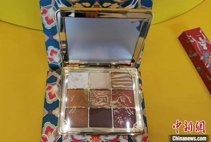 圖為取材壁畫色彩的敦煌美妝?！《∷?攝