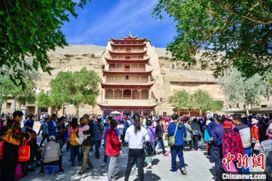 中國(guó)農(nóng)歷四月初八，敦煌民眾傳承歷史習(xí)俗，前往莫高窟燒香禮佛、祈福。(資料圖) 王斌銀 攝