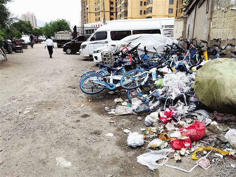 百米土路臟亂差，誰來管？經(jīng)記者協(xié)調(diào)，社區(qū)組織志愿者進(jìn)行了清理