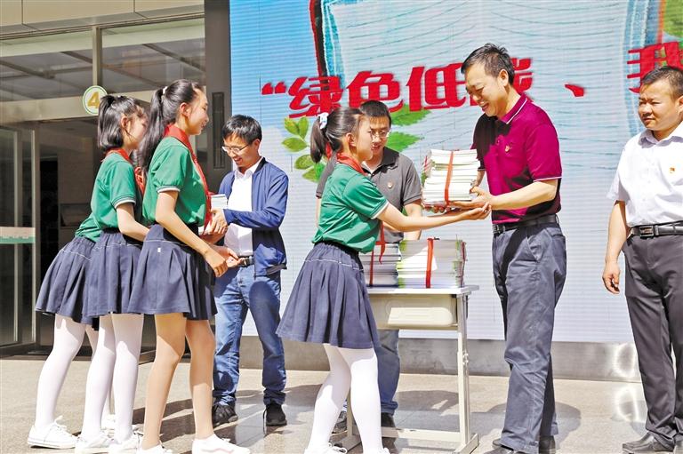 甘肅省生態(tài)環(huán)境廳開展送書進(jìn)?；顒?dòng)