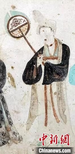 “一把小扇在手，笑對仲夏酷暑。”圖為莫高窟第468窟《執(zhí)團(tuán)扇女供養(yǎng)人》(中唐)。　敦煌研究院供圖