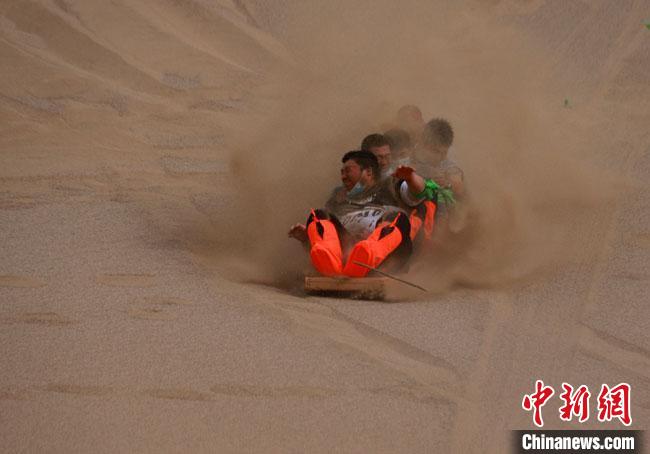 6月13日，敦煌鳴沙山月牙泉景區(qū)舉辦滑沙比賽?！●T豆 攝