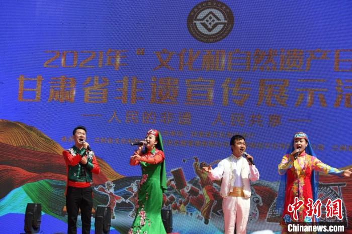 圖為甘肅臨夏回族自治州非遺傳承人演唱花兒?！钇G敏 攝