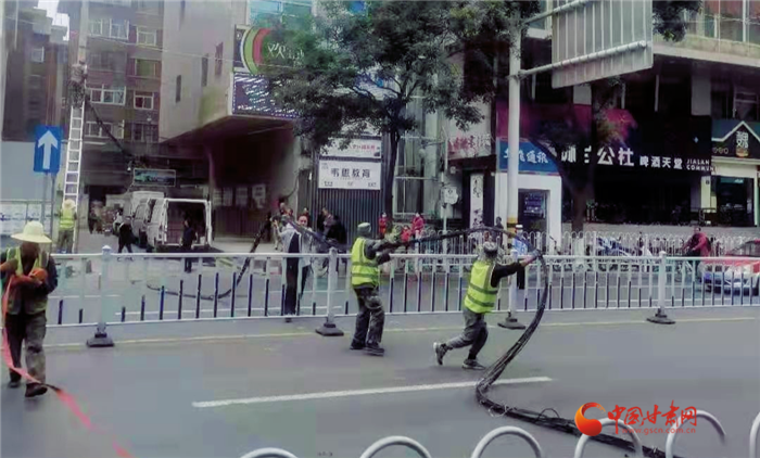 蘭州市城管委開(kāi)展線(xiàn)纜清除整治行動(dòng)