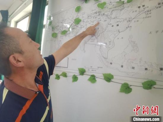 圖為甘肅省社會科學(xué)院絲綢之路研究所所長侯宗輝指出《絲綢之路古文明》課題組考察線路?！￠Z姣 攝