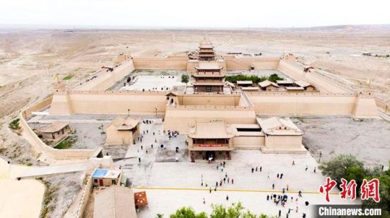 圖為7月中旬，世界文化遺產(chǎn)——嘉峪關(guān)，它是中國明代萬里長城的西端起點?！「哒埂z