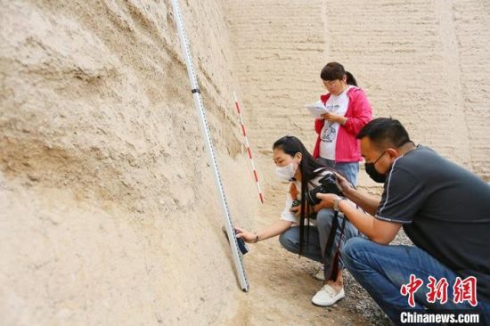科技保護(hù)讓長城價值的真實性和完整性得到有效延續(xù)和傳承。圖為文物工作者正在測量關(guān)城的相關(guān)數(shù)據(jù)?！「哒?攝