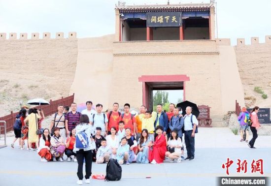 歷經(jīng)數(shù)十載保護(hù)修繕的古老關(guān)城得以延年益壽，成為了海內(nèi)外游客“絲路游”的必經(jīng)打卡地。　高展 攝