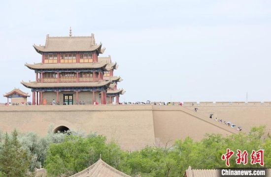 歷經(jīng)數(shù)十載保護(hù)修繕的古老關(guān)城得以延年益壽，成為了海內(nèi)外游客“絲路游”的必經(jīng)打卡地。　高展 攝