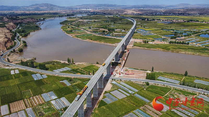 【隴拍客】直擊現(xiàn)場(chǎng)！看中蘭鐵路首條接觸網(wǎng)導(dǎo)線如何架設(shè)