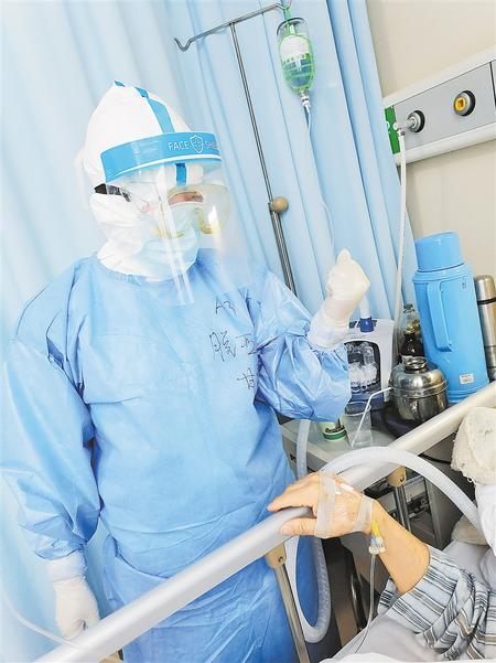 白衣天使 逆風(fēng)綻放——記第48屆南丁格爾獎(jiǎng)獲得者、慶陽市人民醫(yī)院重癥監(jiān)護(hù)室護(hù)士長脫亞莉