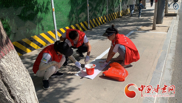 蘭州城關(guān)：規(guī)范停車劃線標(biāo)識 讓非機(jī)動車停放“守規(guī)矩”