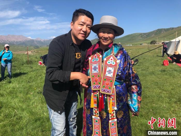 圖為拍攝紀(jì)錄片《西茂的婚禮》期間，張輝剛(左)與裕固族老人合影留念。(資料圖) 張輝剛供圖